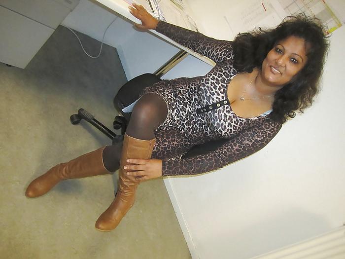 25P Mature Aisha let see her legs on Facebook