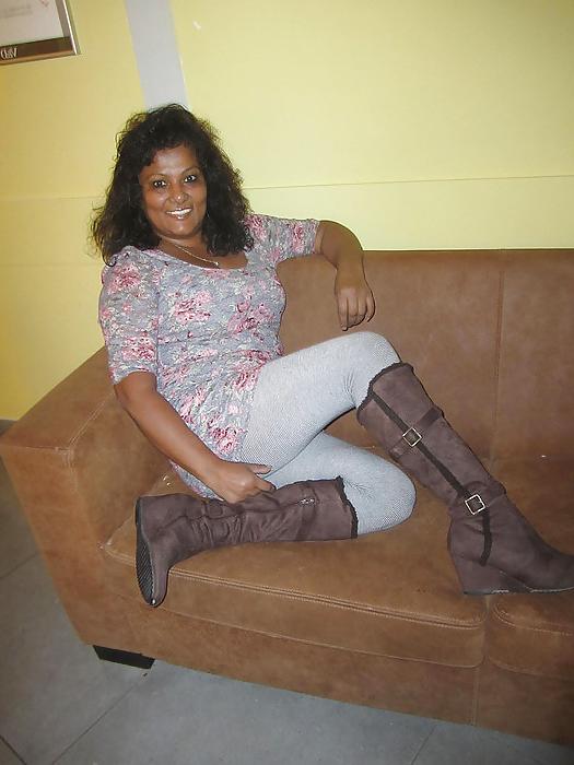 25P Mature Aisha let see her legs on Facebook