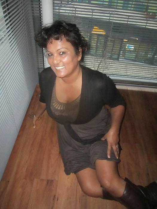 25P Mature Aisha let see her legs on Facebook