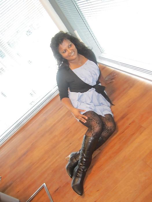 25P Mature Aisha let see her legs on Facebook
