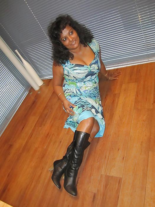 25P Mature Aisha let see her legs on Facebook