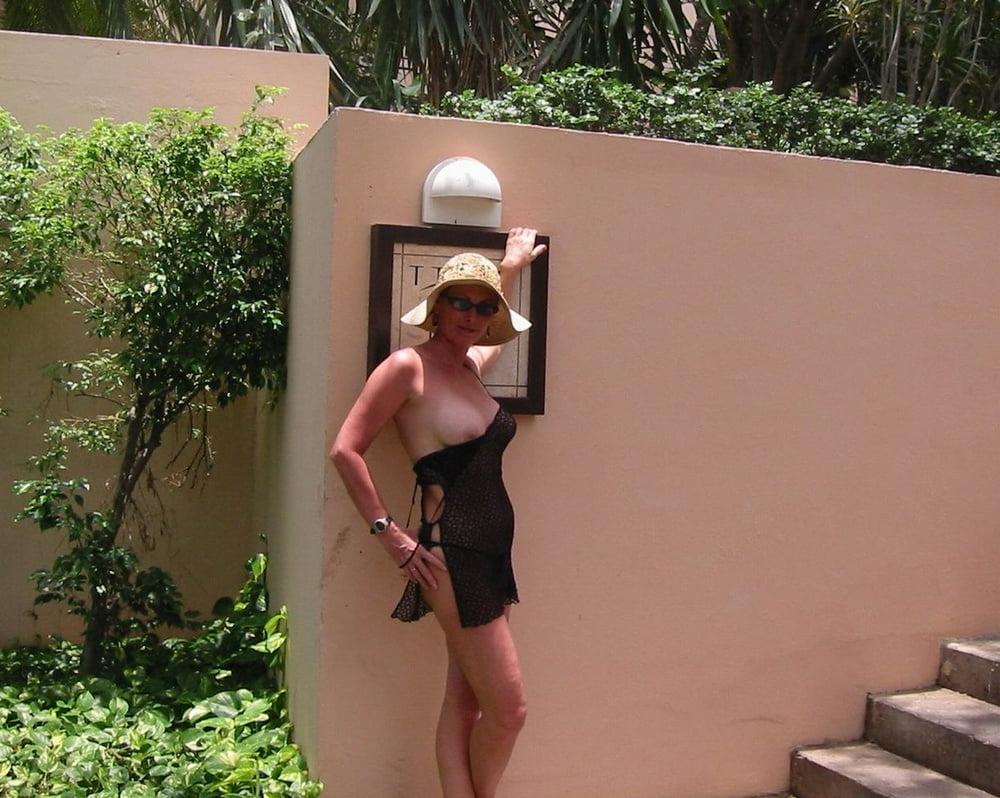 25P Downblouse &amp; Nipple Peeks 240