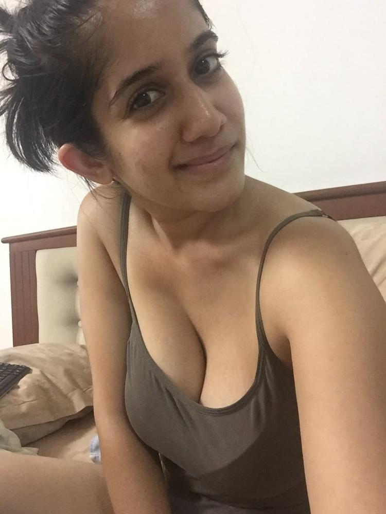 25P Unknown Desi Girl 011 (leaked semi-nudes)