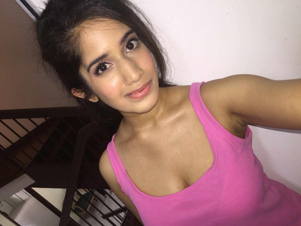 25P Unknown Desi Girl 011 (leaked semi-nudes)