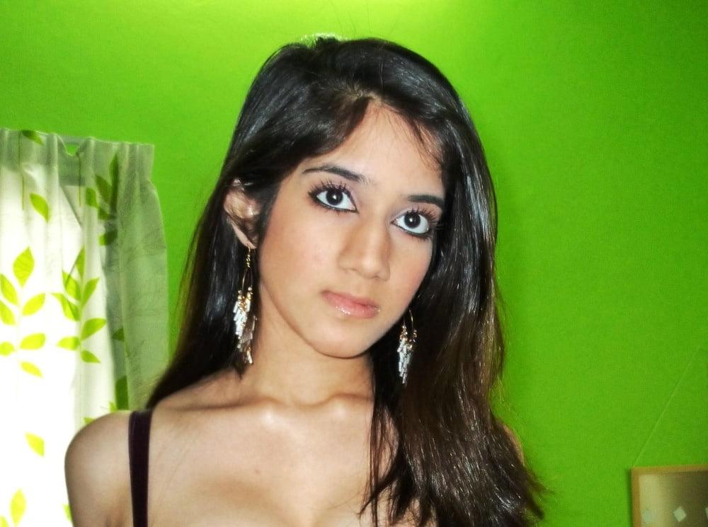 25P Unknown Desi Girl 011 (leaked semi-nudes)