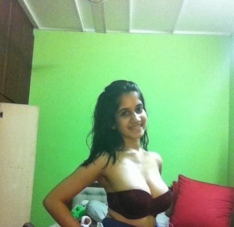 25P Unknown Desi Girl 011 (leaked semi-nudes)