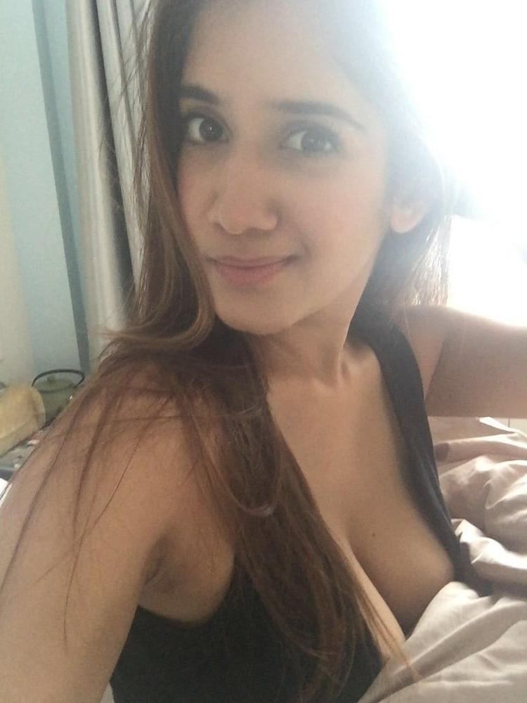 25P Unknown Desi Girl 011 (leaked semi-nudes)