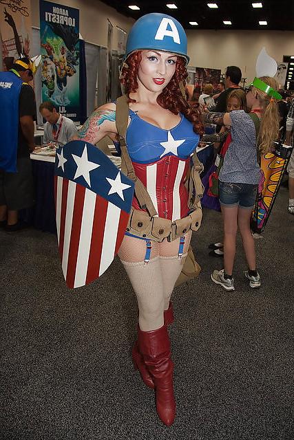 25P Babes of Comic Con 02