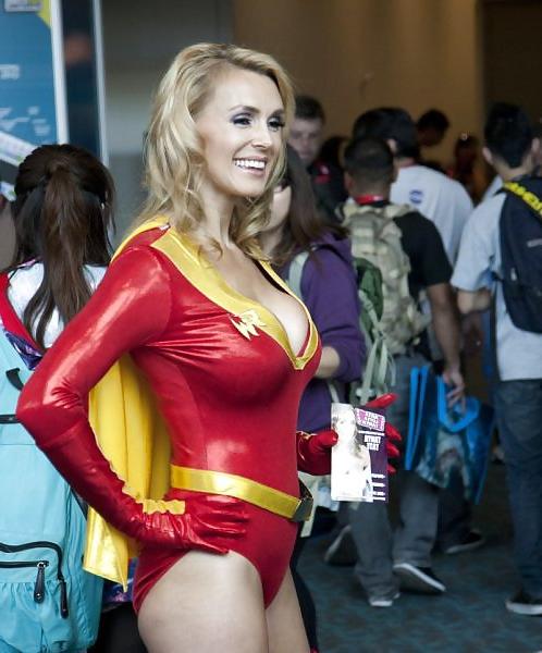 25P Babes of Comic Con 02