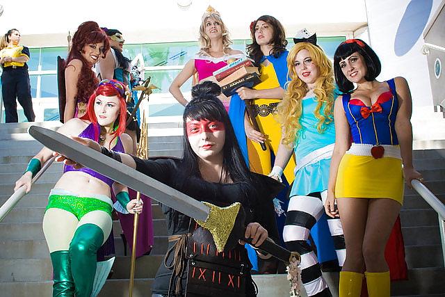 25P Babes of Comic Con 02