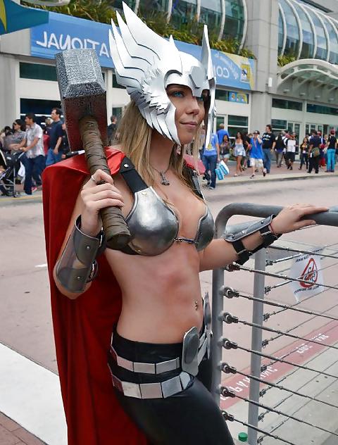 19P Girls Of Comic Con 