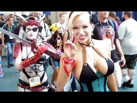 19P Girls Of Comic Con 