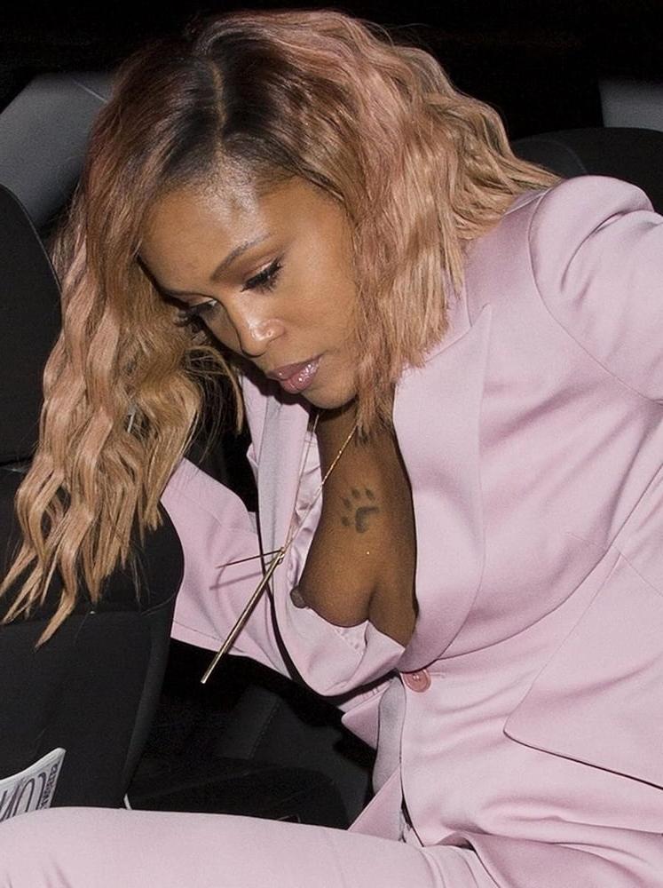 25P Downblouse &amp; Nipple Peeks 237
