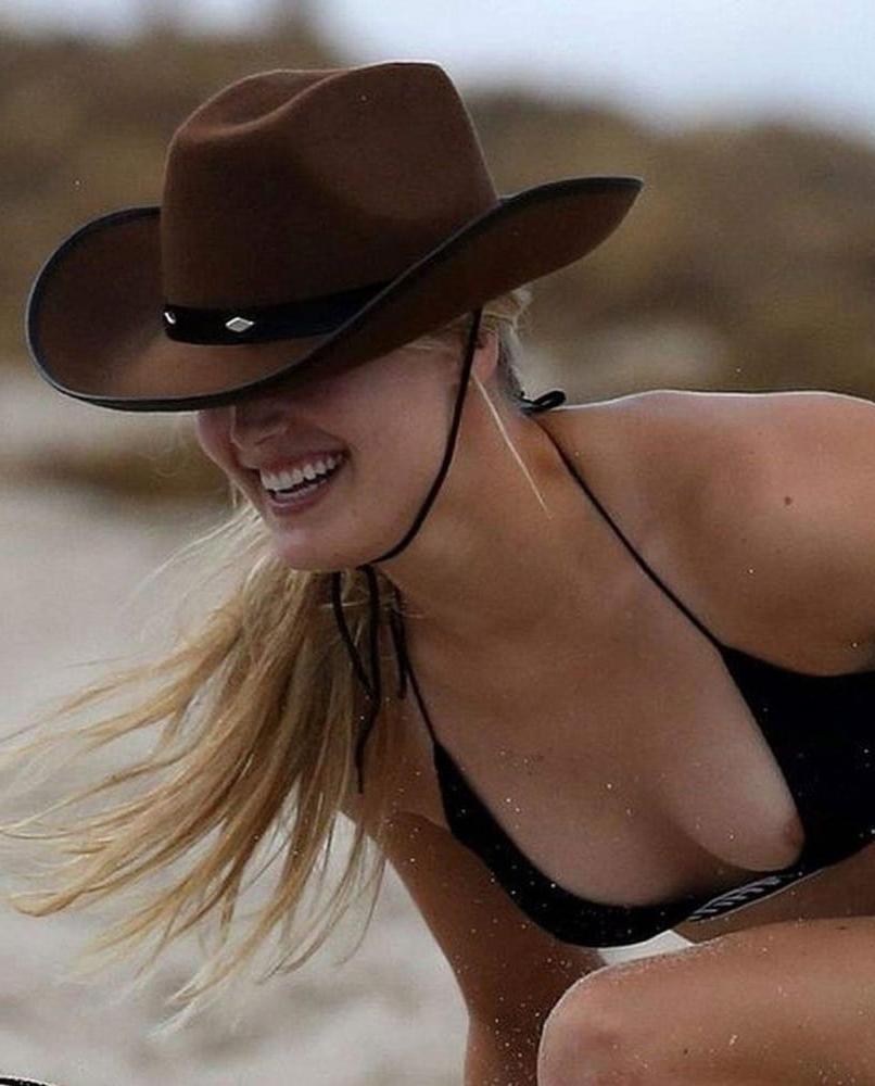25P Downblouse &amp; Nipple Peeks 237