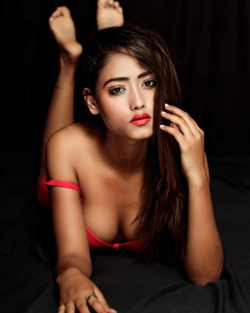25P Showing Asset 043 - Desi girls