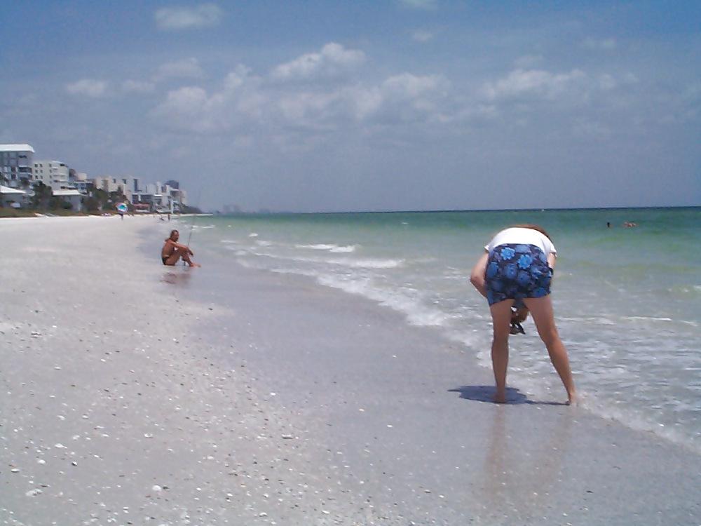 18P Public Beach Flashing Hairy Pussy