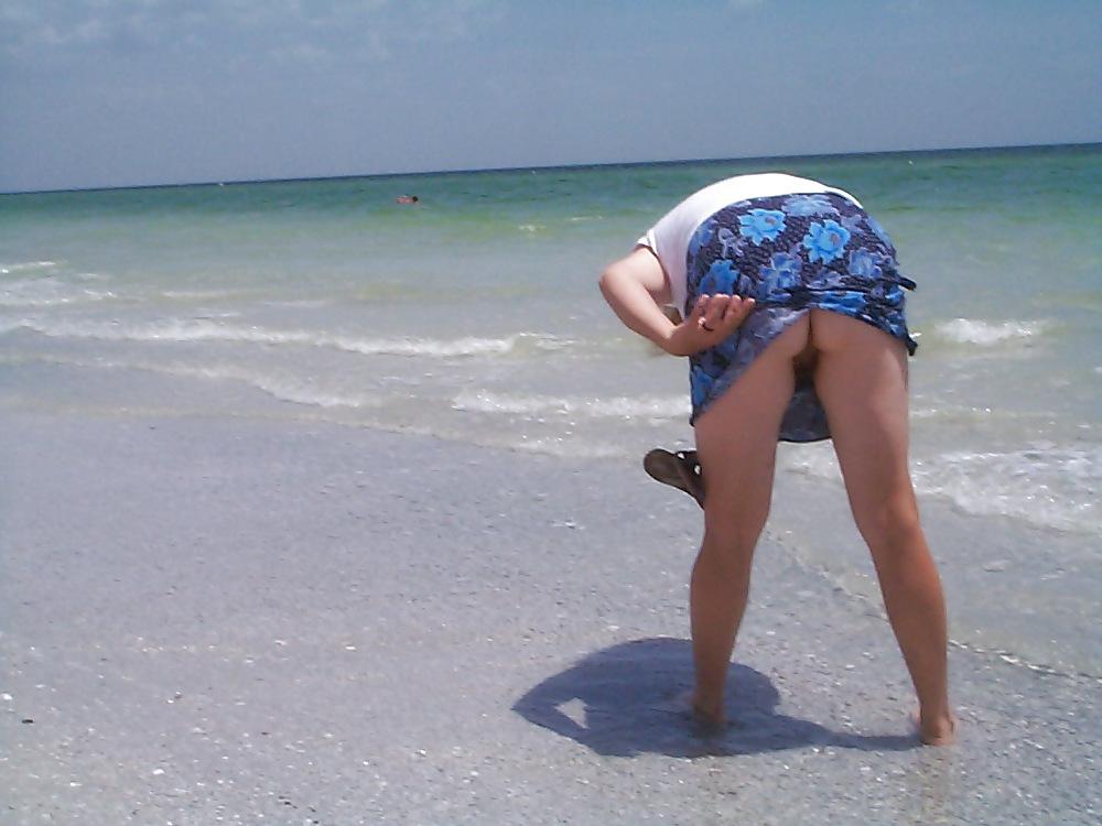 18P Public Beach Flashing Hairy Pussy