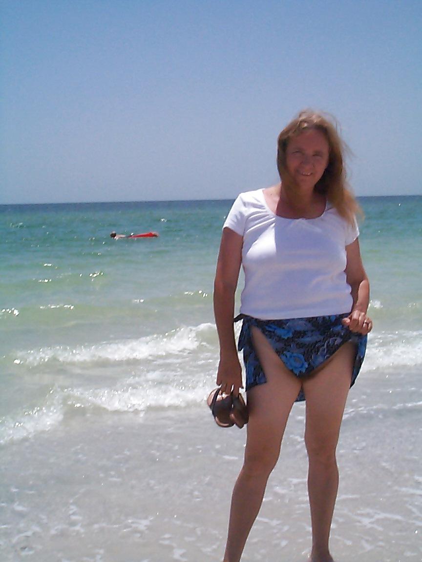 18P Public Beach Flashing Hairy Pussy