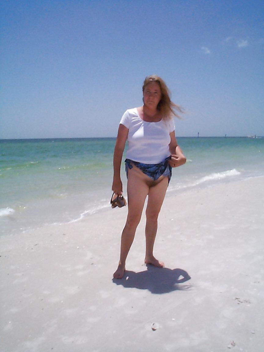 18P Public Beach Flashing Hairy Pussy