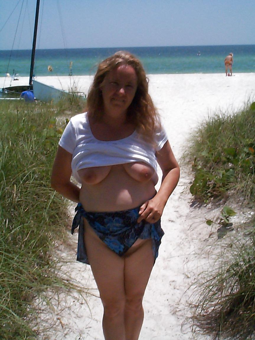 18P Public Beach Flashing Hairy Pussy