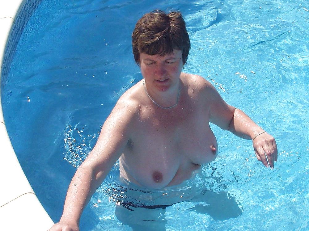 25P Wives On Vacation