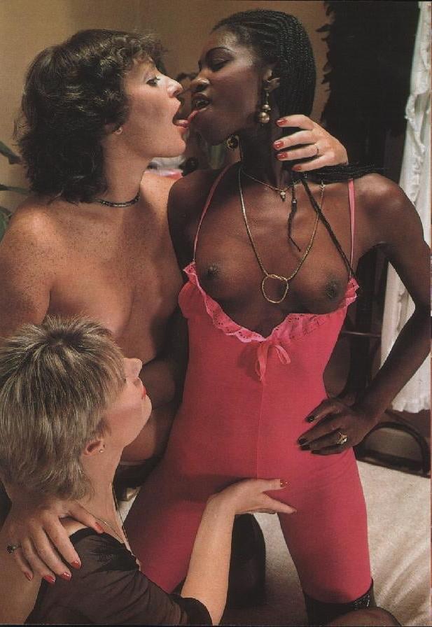 25P PHOTONOVELA - Lesbian Love 14 - 1983