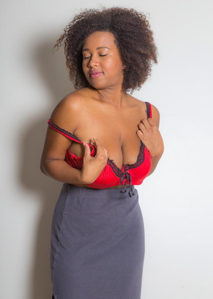 16P Busty Ebony Beauty strips