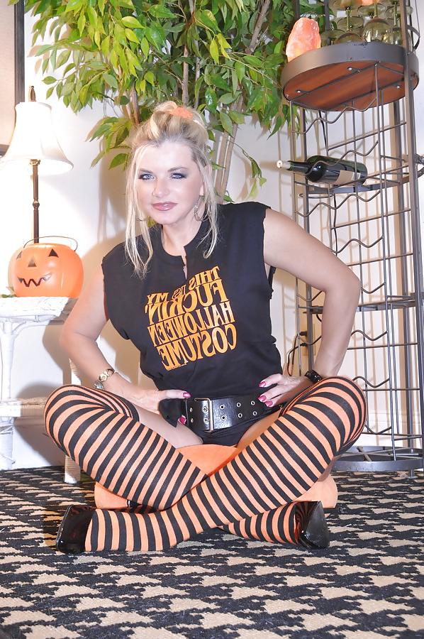 12P Vicky Vette's Halloween Hooters!!