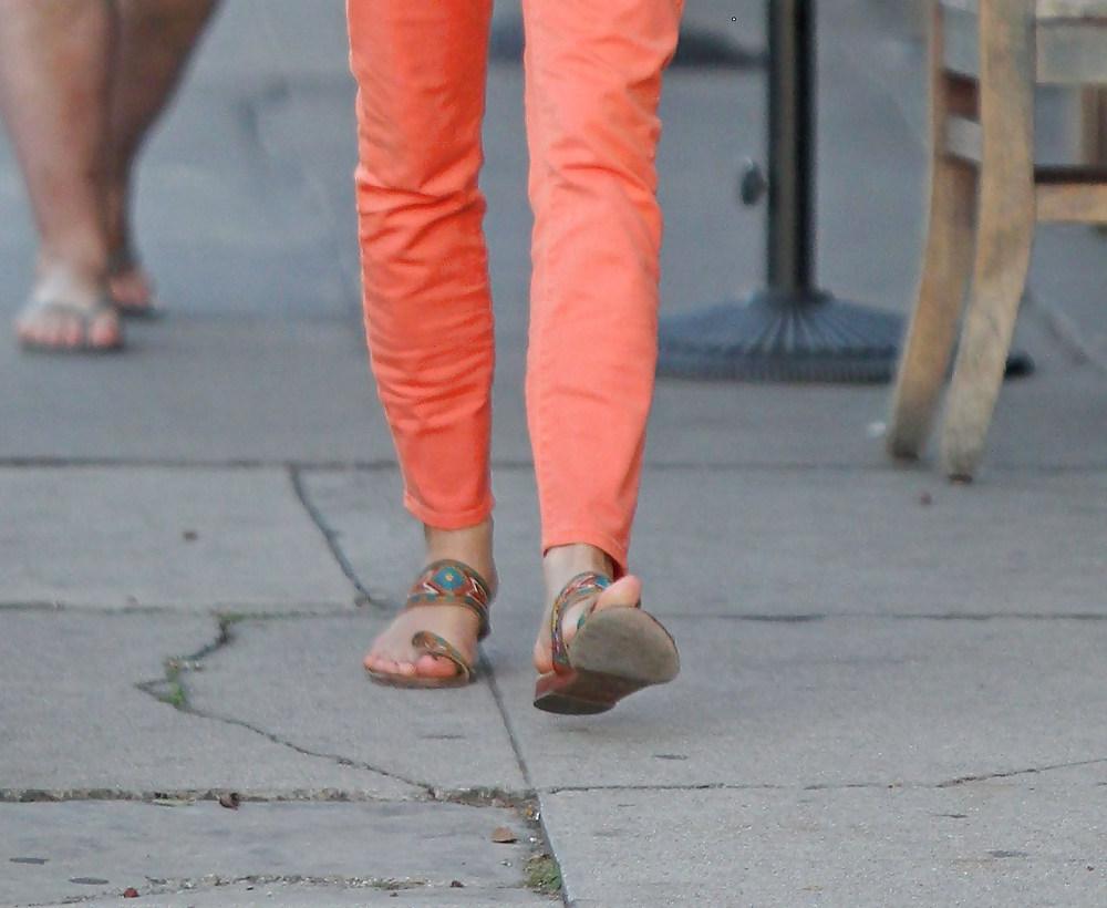25P Kristin Kreuk Foot Pics