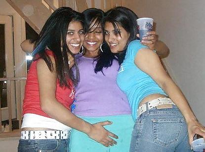 8P Sri Lankan Lesbians