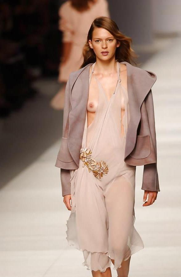 22P Models a podium downblouse