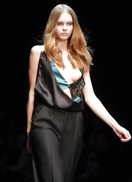 22P Models a podium downblouse