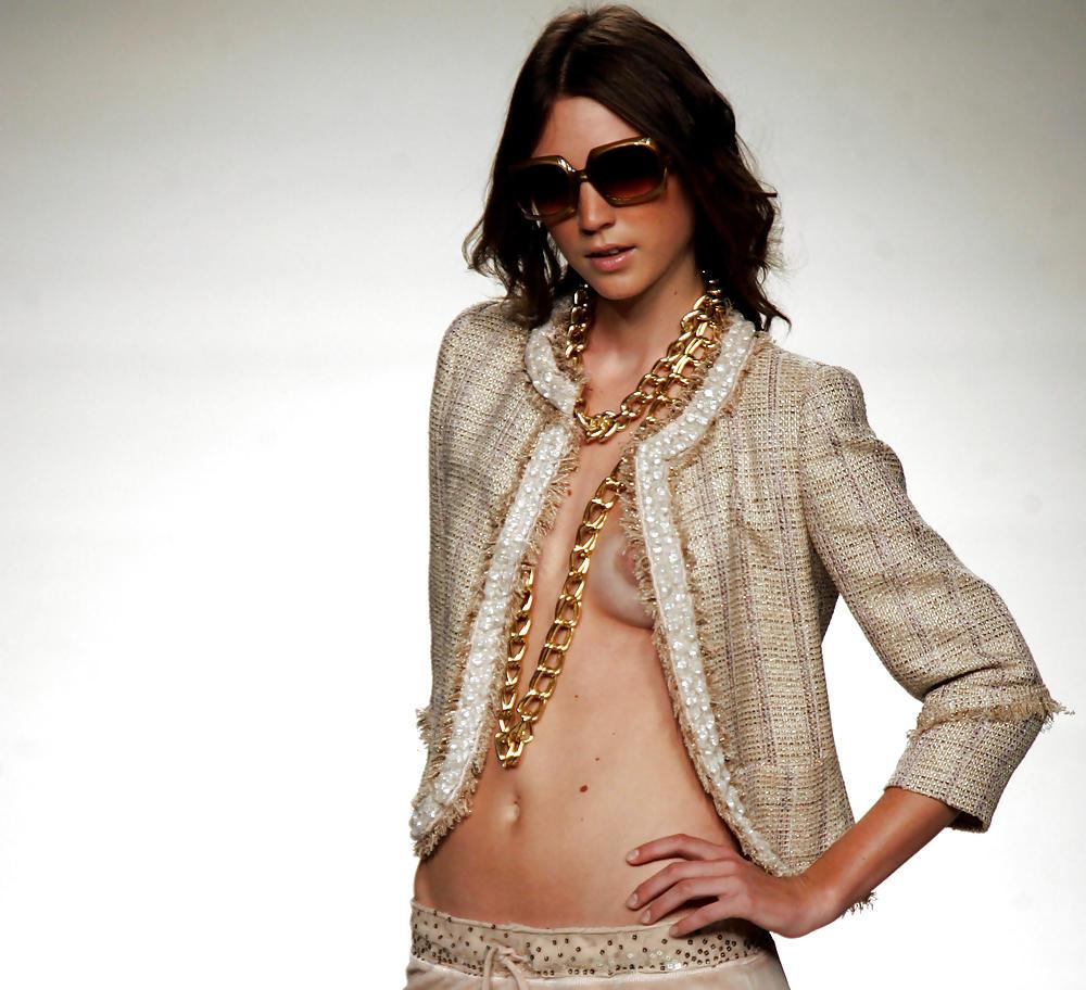 22P Models a podium downblouse