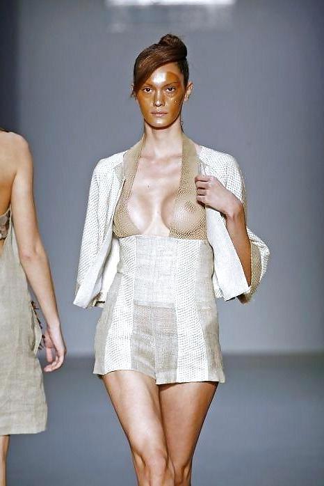 22P Models a podium downblouse