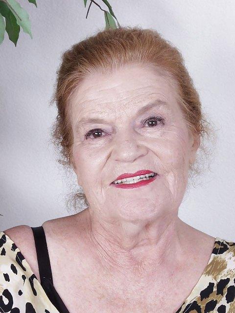 25P Granny Davina