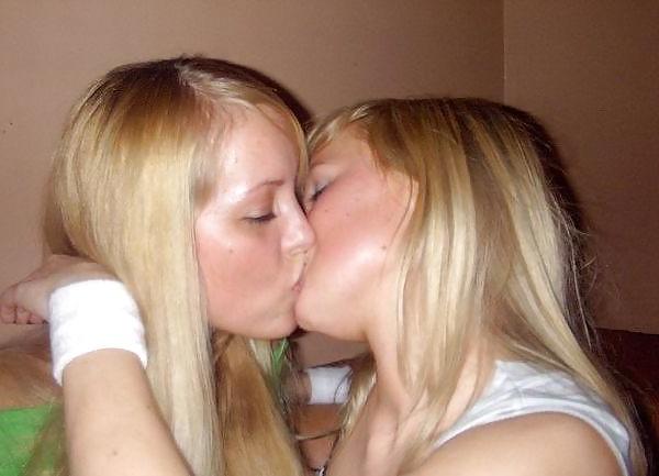6P Kissing Girls