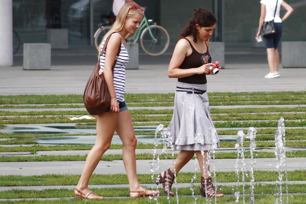 12P Two sexy and young girls takes photos on a fountain