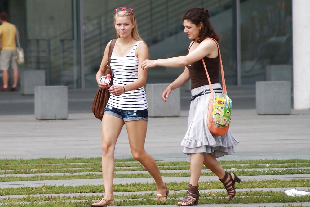 12P Two sexy and young girls takes photos on a fountain