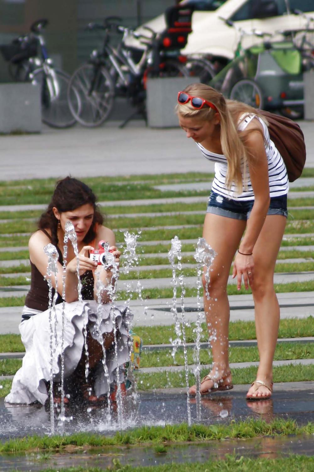 12P Two sexy and young girls takes photos on a fountain