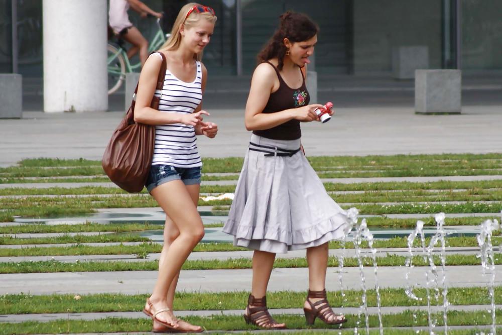 12P Two sexy and young girls takes photos on a fountain