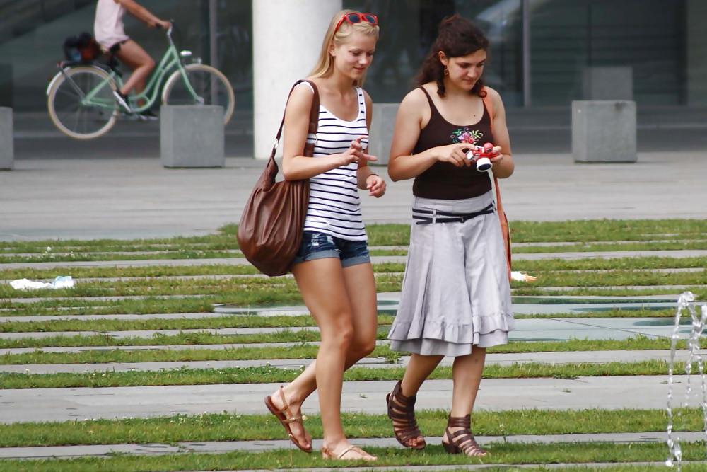 12P Two sexy and young girls takes photos on a fountain