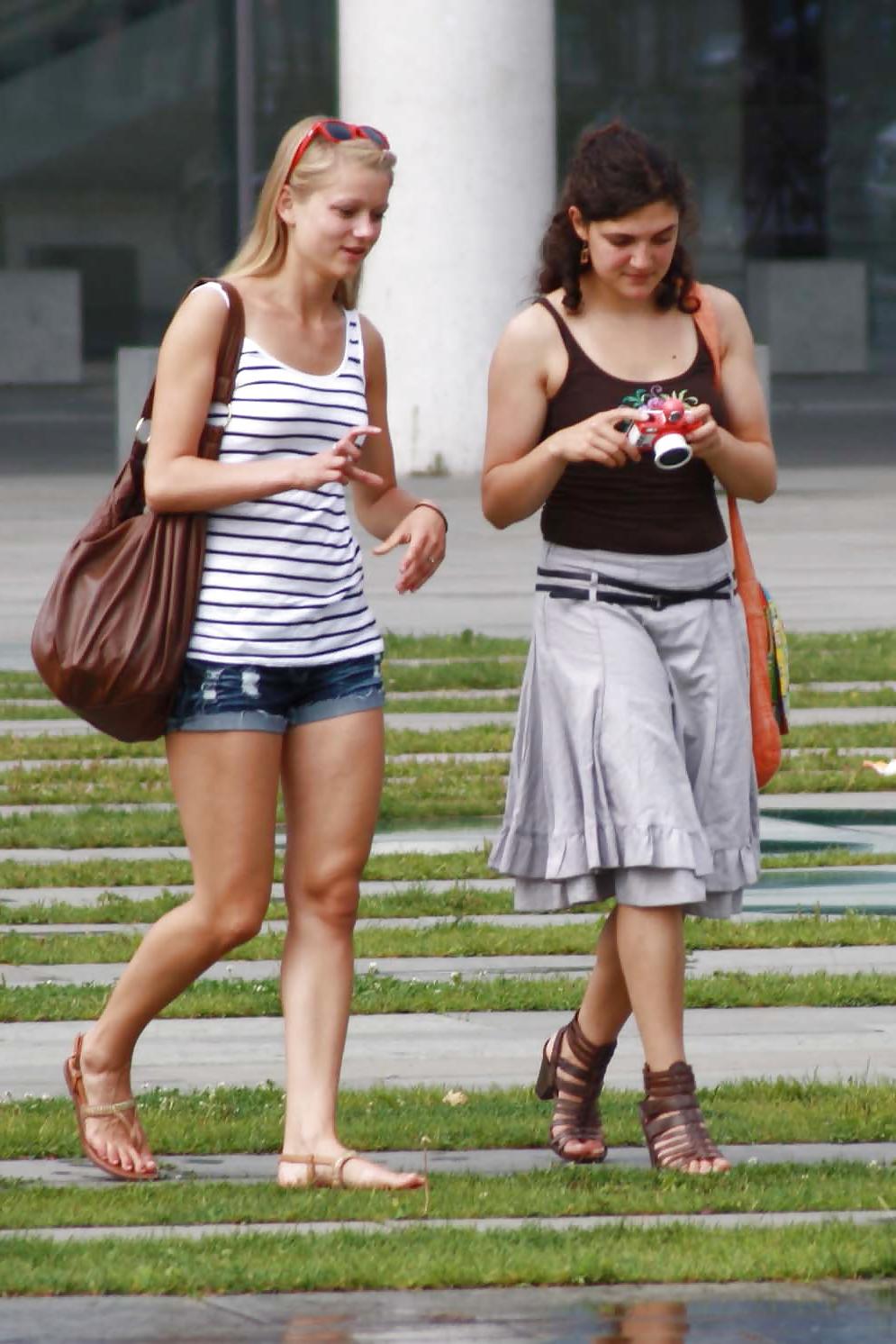 12P Two sexy and young girls takes photos on a fountain