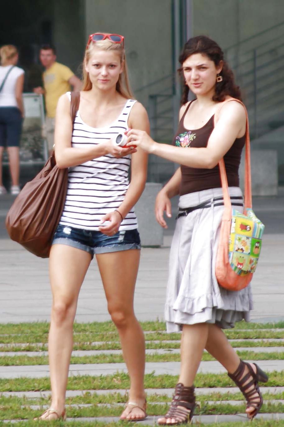 12P Two sexy and young girls takes photos on a fountain