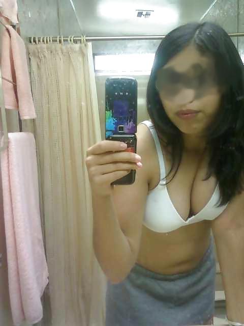 6P Desi indian lesbian showing her boobs
