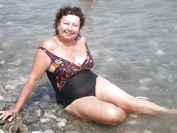 25P Grannies on beach