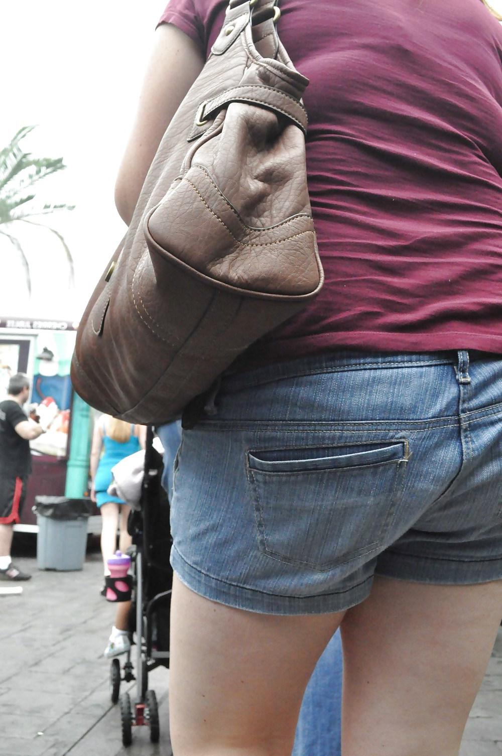 15P Chubby MILF At Food Truck Wars