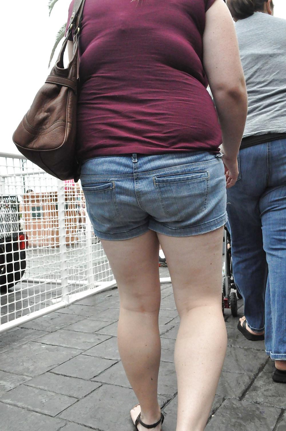 15P Chubby MILF At Food Truck Wars