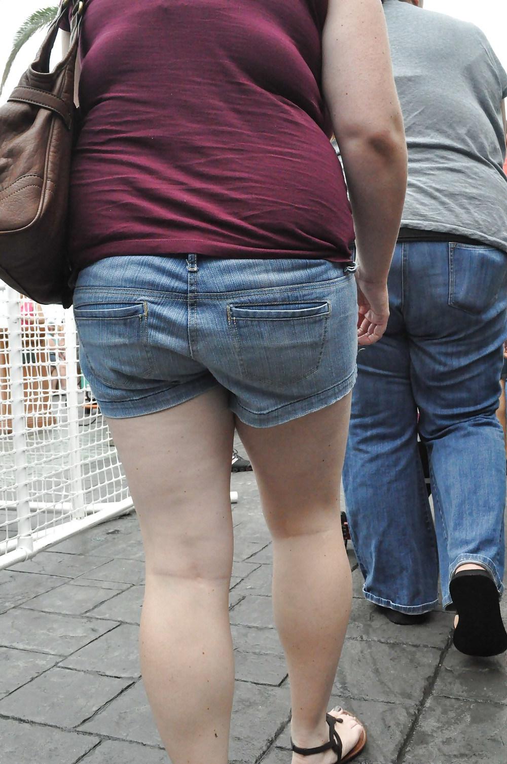 15P Chubby MILF At Food Truck Wars