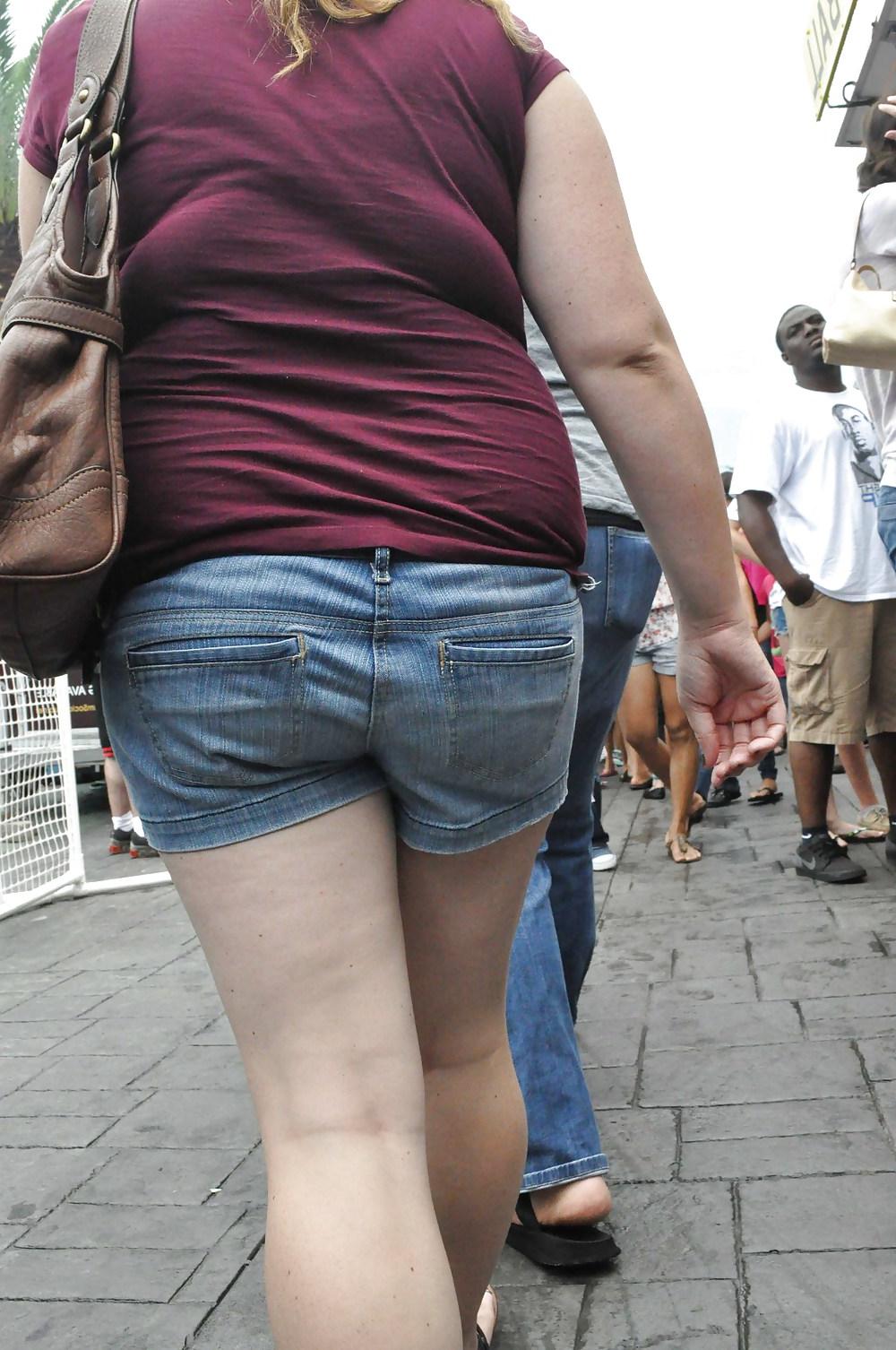 15P Chubby MILF At Food Truck Wars
