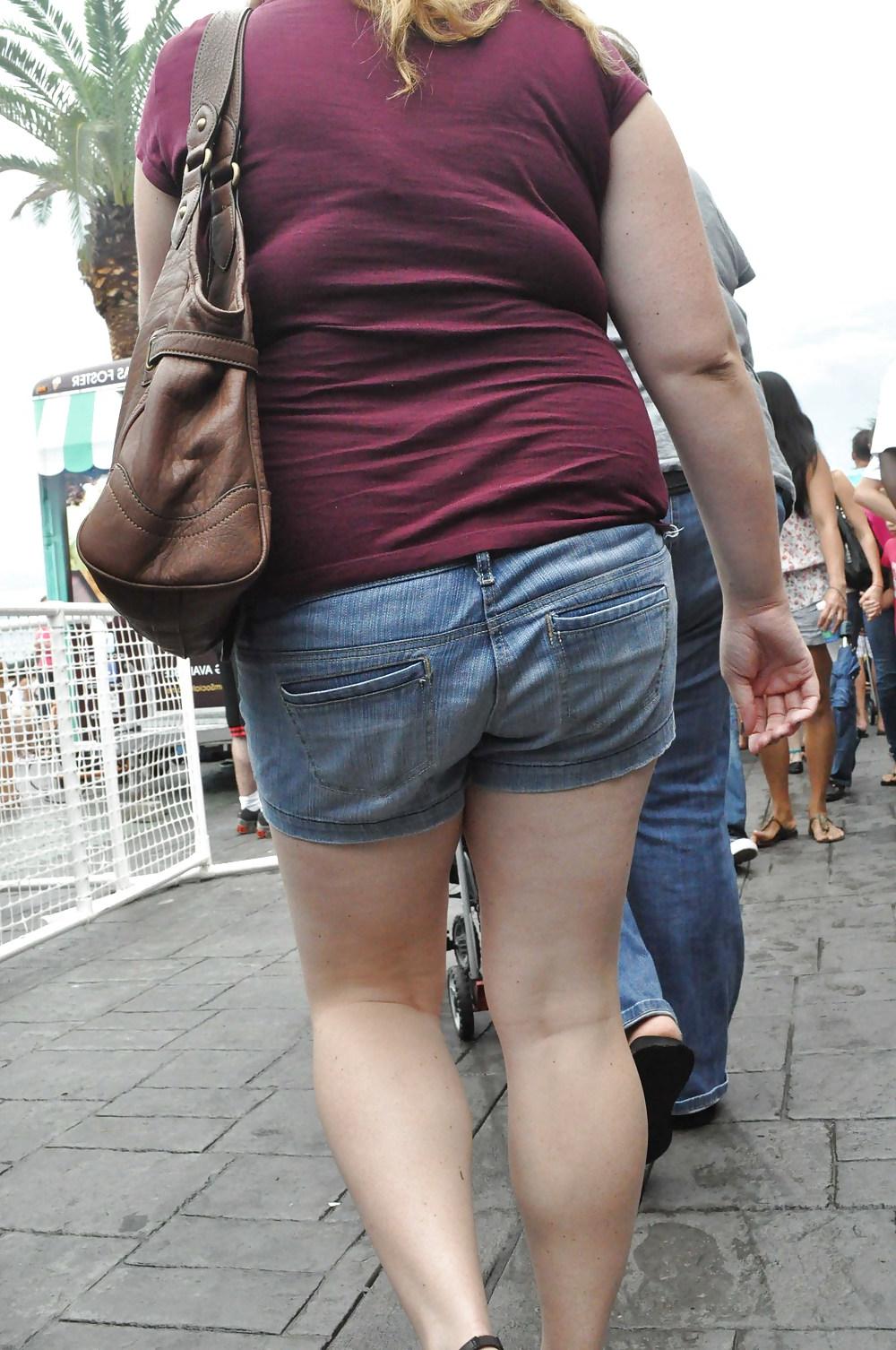 15P Chubby MILF At Food Truck Wars